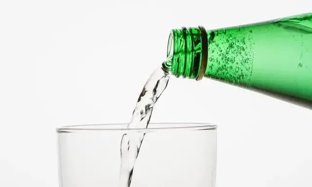 市场 || 高端饮用水品牌瞄准年轻消费群 饮用水市场竞争激烈